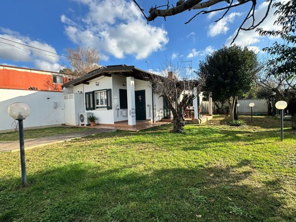 casa indipendente in vendita a Roma in zona Infernetto