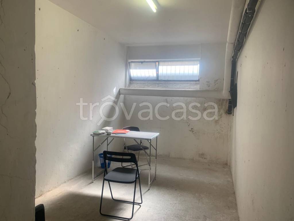 locale commerciale in vendita a Roma in zona Torre Spaccata