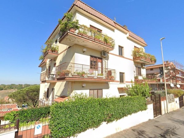 appartamento in vendita a Roma in zona Pantan Monastero