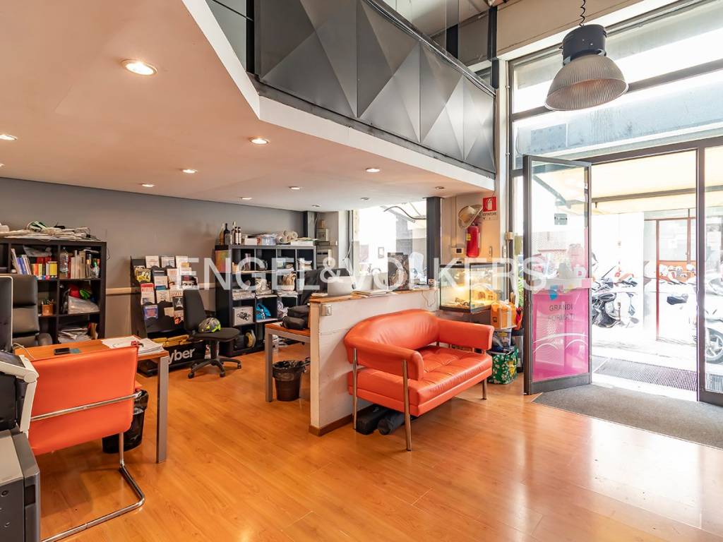 negozio in vendita a Roma in zona Rione Regola