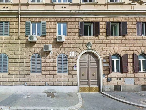 locale commerciale in vendita a Roma in zona Castro Pretorio
