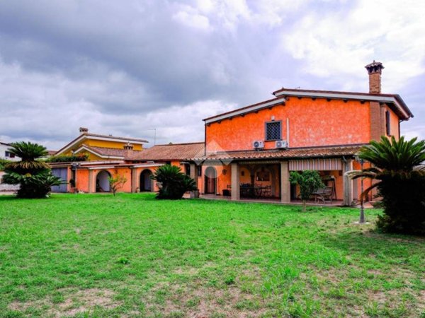 casa indipendente in vendita a Roma in zona Casal Palocco