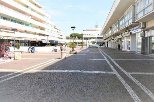 negozio in vendita a Roma in zona Casal Palocco