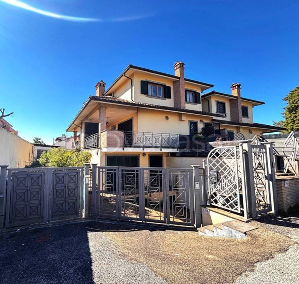 casa indipendente in vendita a Roma in zona Valle Muricana