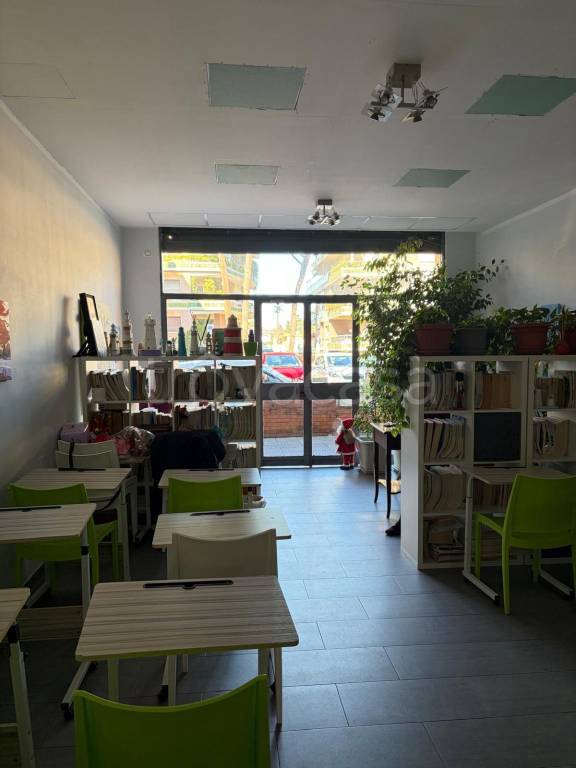 negozio in vendita a Roma in zona Tomba di Nerone