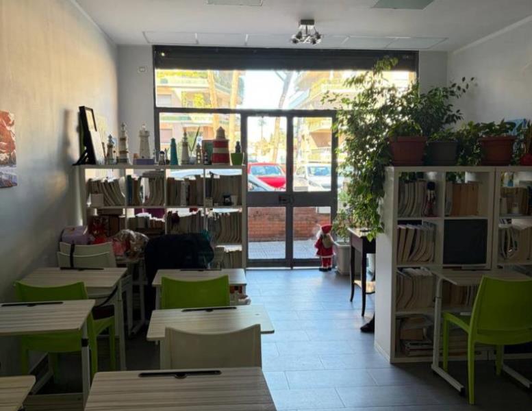locale commerciale in vendita a Roma in zona Tomba di Nerone