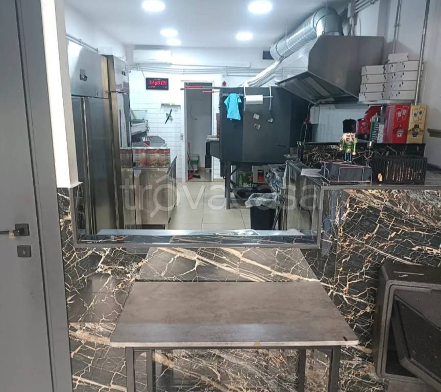 negozio in vendita a Roma in zona Torre Maura