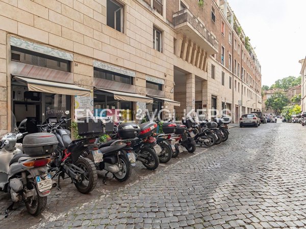 negozio in vendita a Roma in zona Rione Regola