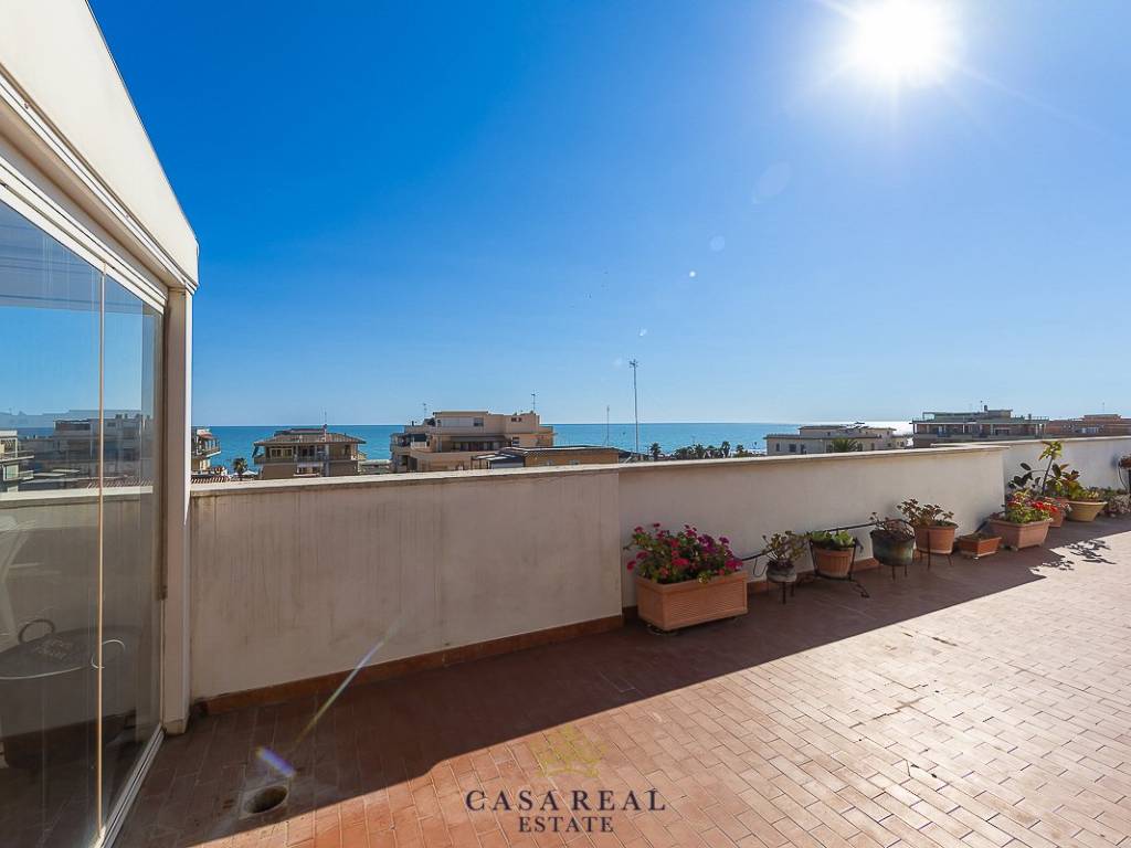 appartamento in vendita a Roma in zona Ostia