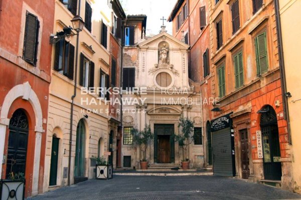 appartamento in vendita a Roma in zona Rione Regola