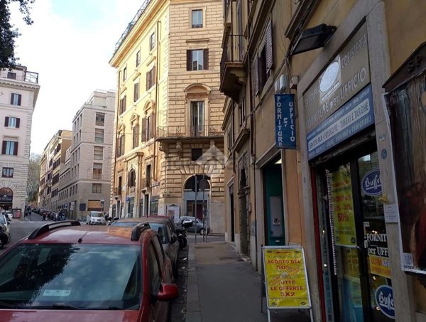 locale commerciale in vendita a Roma in zona Rione Monti/Campitelli