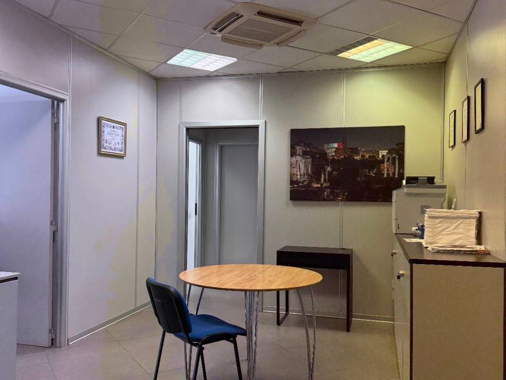 ufficio in vendita a Roma in zona Cinecittà