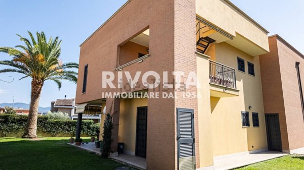 casa indipendente in vendita a Roma in zona Finocchio