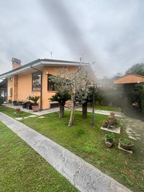 pentavano in vendita a Roma in zona Infernetto