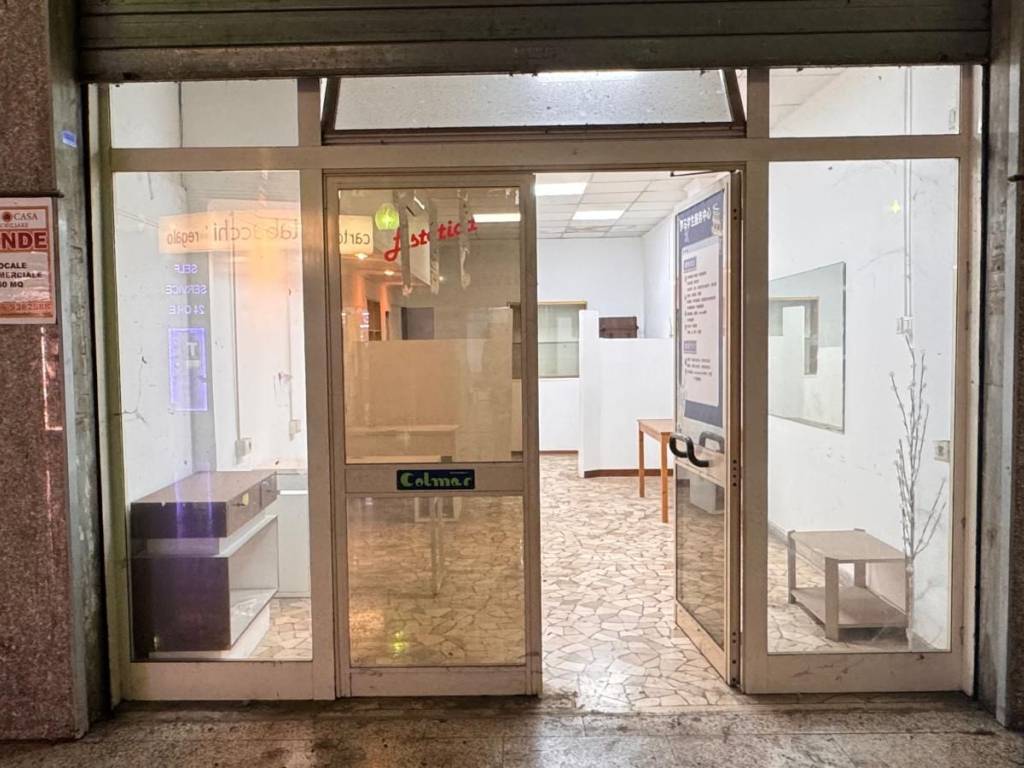 negozio in vendita a Roma in zona Cinecittà