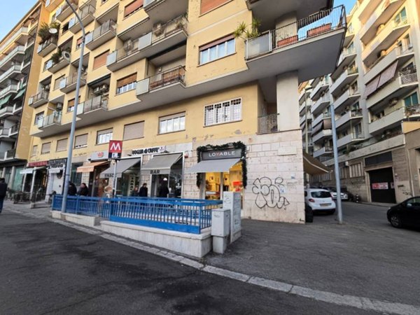 negozio in vendita a Roma in zona Appio Latino