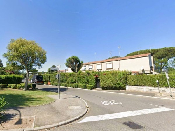 casa indipendente in vendita a Roma in zona Casal Palocco