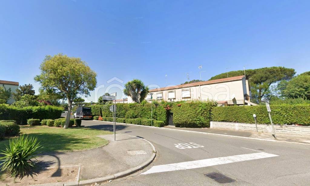 casa indipendente in vendita a Roma in zona Casal Palocco