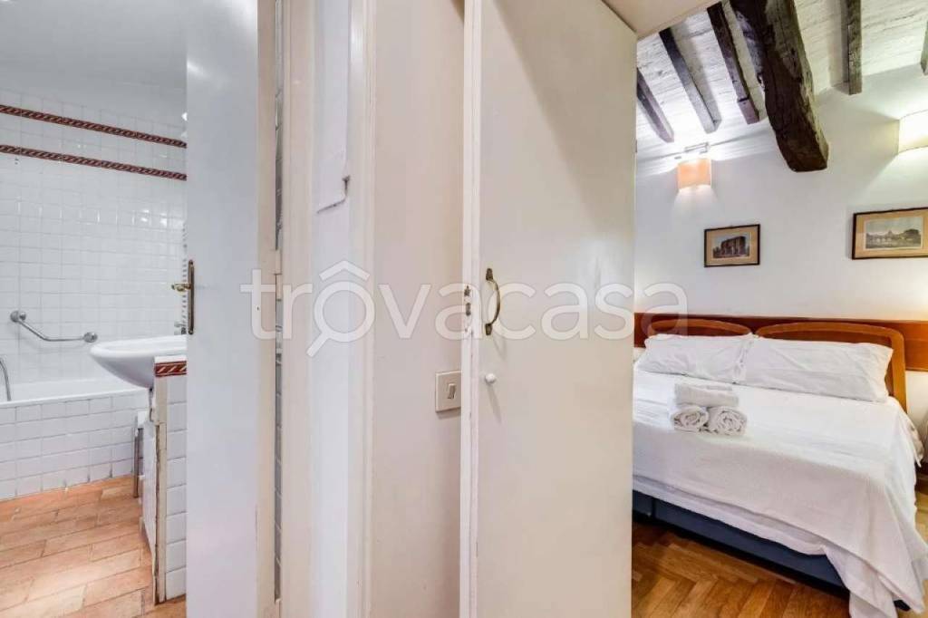 negozio in vendita a Roma in zona Rione Regola