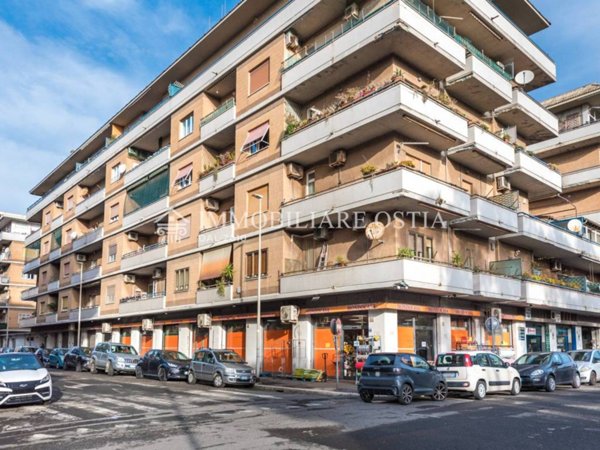 appartamento in vendita a Roma in zona Ostia