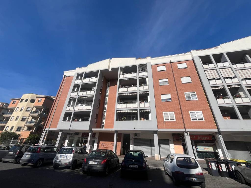 appartamento in vendita a Roma in zona Pantan Monastero