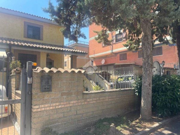 casa indipendente in vendita a Roma in zona Massimina/Casal Lumbroso