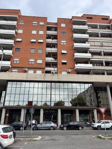 ufficio in vendita a Roma in zona Ponte Mammolo