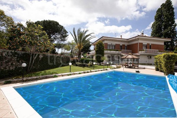 casa indipendente in vendita a Roma in zona Casal Palocco