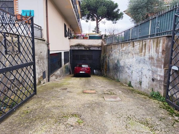 negozio in vendita a Roma in zona Casal Morena