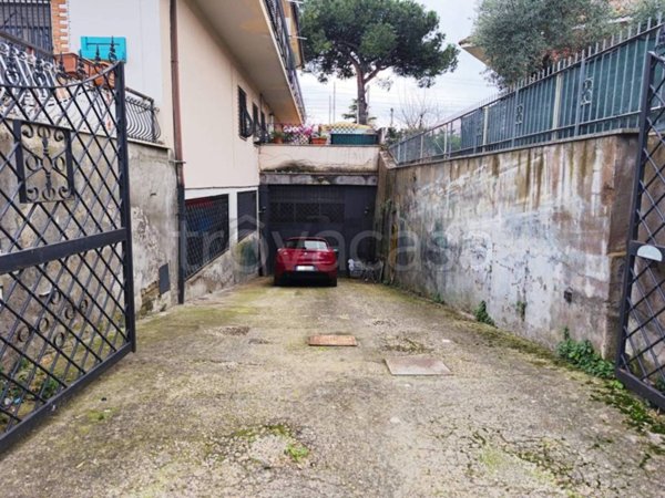 negozio in vendita a Roma in zona Casal Morena