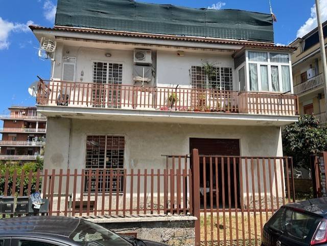 negozio in vendita a Roma in zona Torre Angela