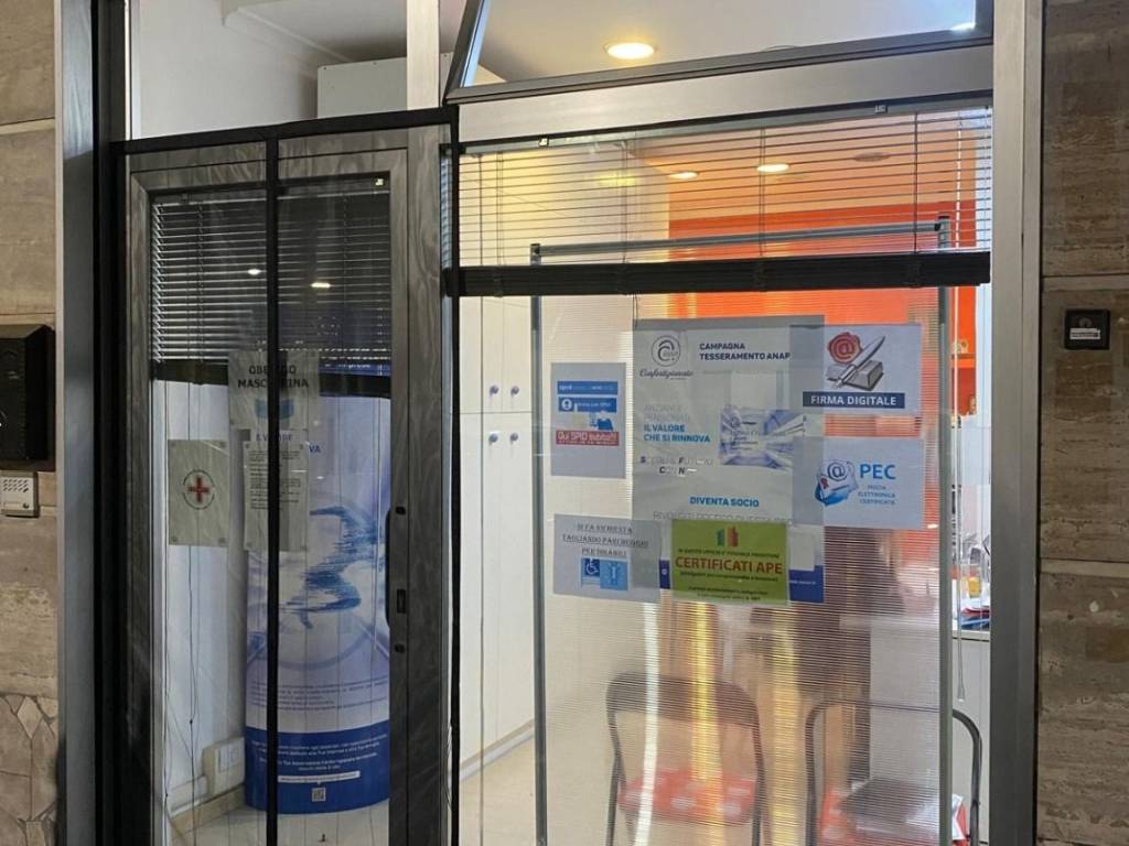 negozio in vendita a Roma in zona Cinecittà