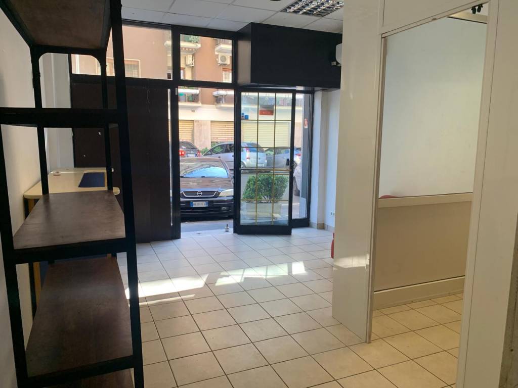 negozio in vendita a Roma in zona Collatino