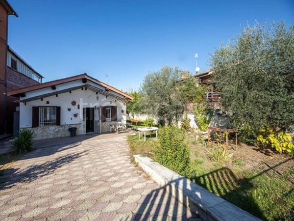 casa indipendente in vendita a Roma in zona Case Rosse