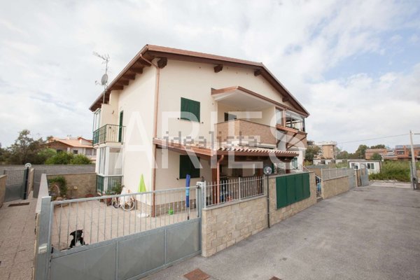 appartamento in vendita a Roma in zona Ostia Antica