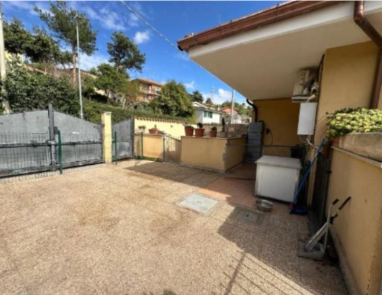 casa indipendente in vendita a Roma in zona Pantan Monastero