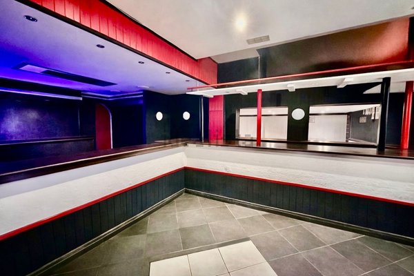 locale commerciale in vendita a Roma in zona Acilia