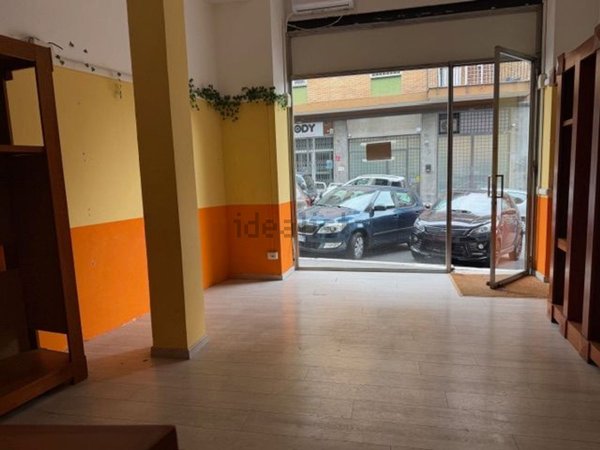 locale commerciale in vendita a Roma in zona Tor di Quinto