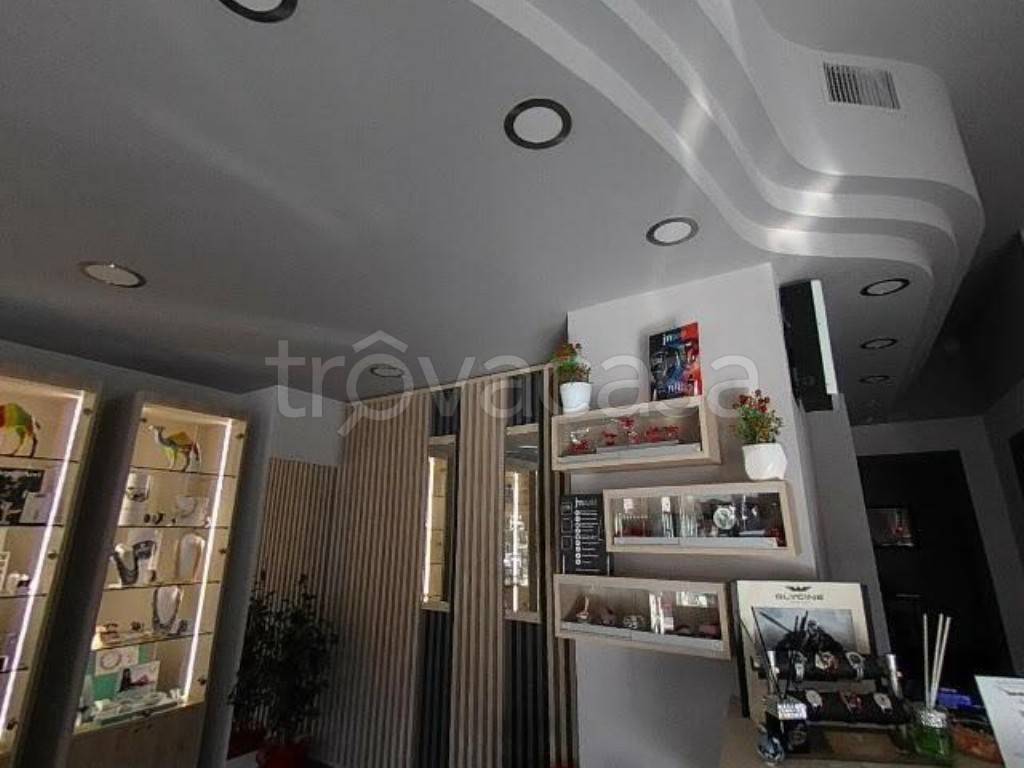 negozio in vendita a Roma in zona San Basilio