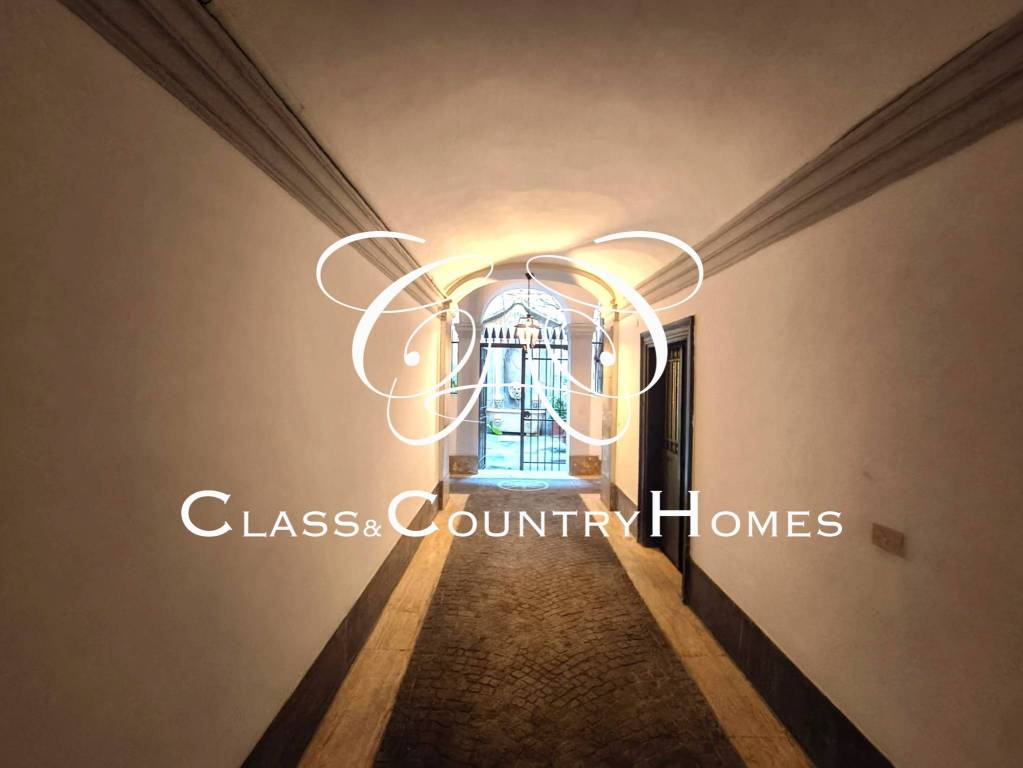 negozio in vendita a Roma in zona Rione Regola