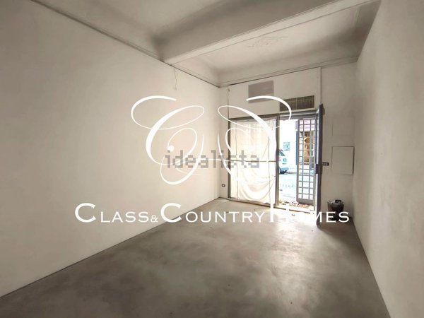 locale commerciale in vendita a Roma in zona Rione Regola