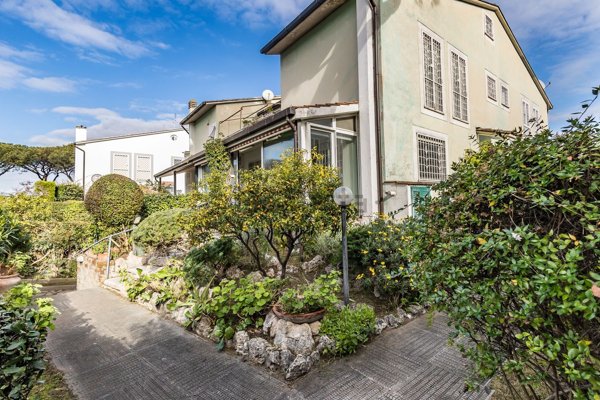 casa indipendente in vendita a Roma in zona Casal Palocco