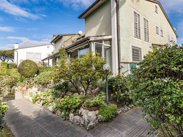 casa indipendente in vendita a Roma in zona Casal Palocco