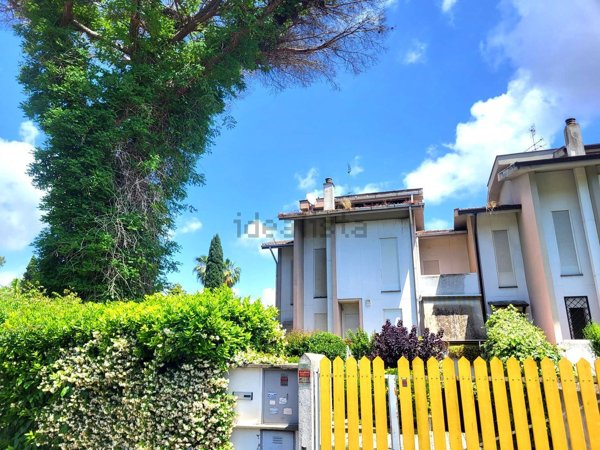 casa indipendente in vendita a Roma in zona Casal Palocco