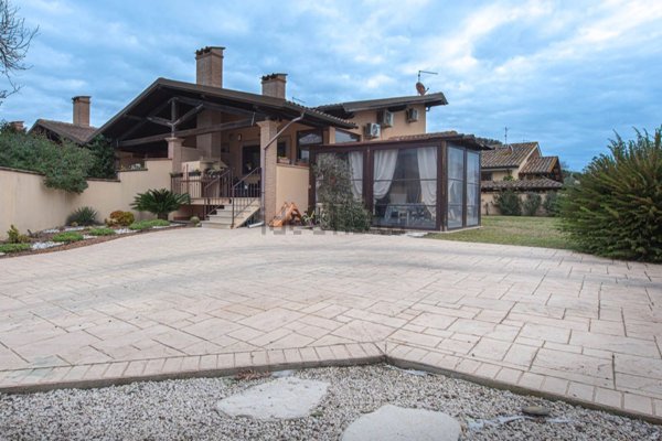 casa indipendente in vendita a Roma in zona Infernetto