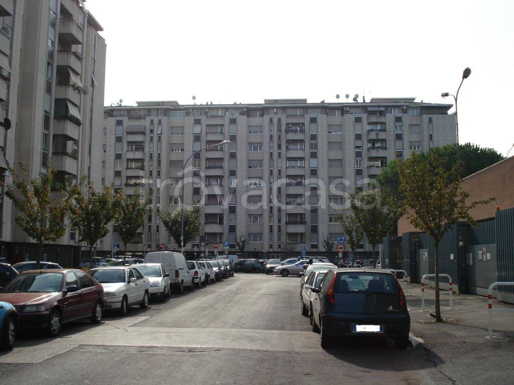 locale commerciale in vendita a Roma in zona Collatino