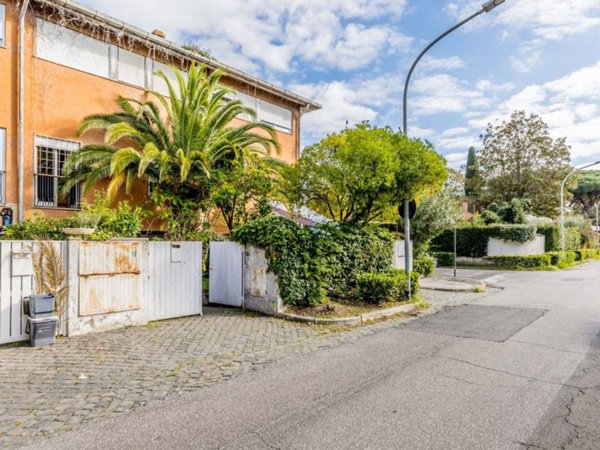 casa indipendente in vendita a Roma in zona Casal Palocco