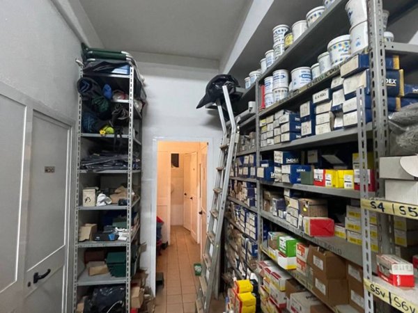 negozio in vendita a Roma in zona Ardeatino