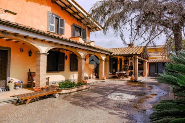 casa indipendente in vendita a Roma in zona Casal Palocco