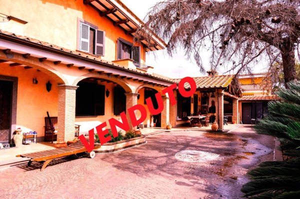 casa indipendente in vendita a Roma in zona Casal Palocco